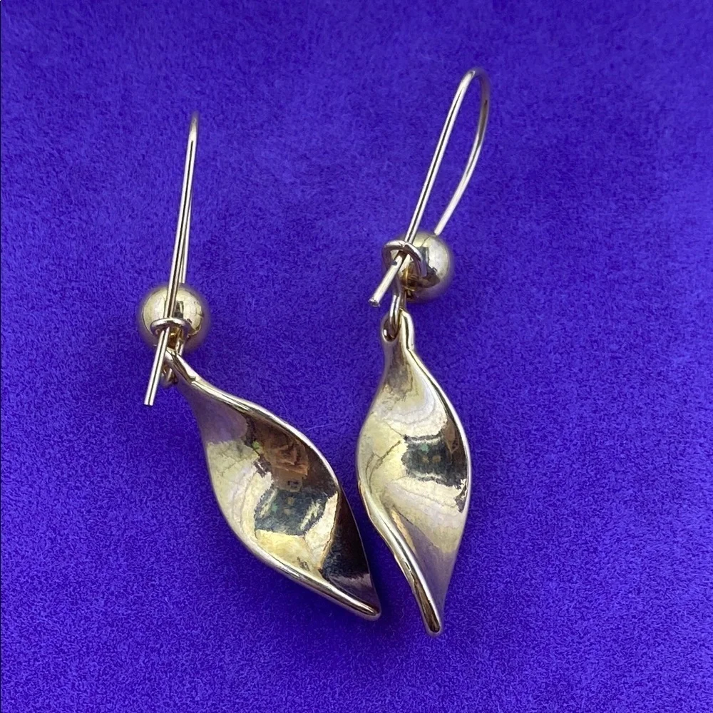 💛 Elegant Gold Twist Earrings - Picture 4 of 4